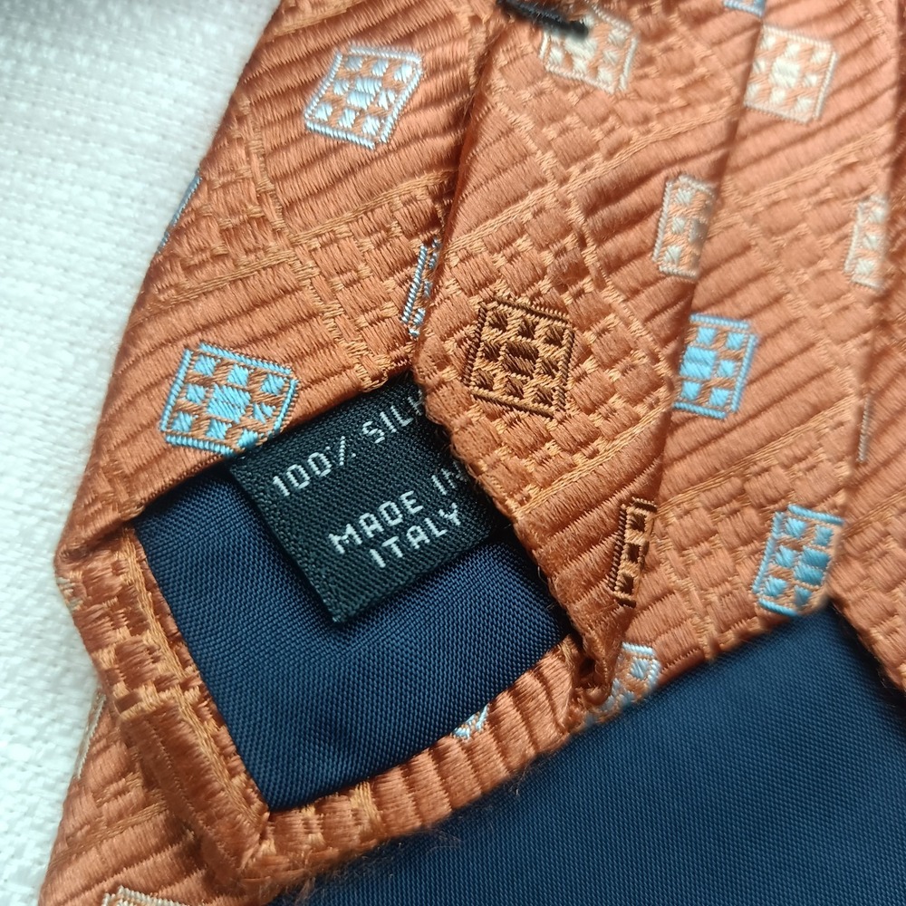 Jos A Bank Orange Peach Geometric Print Italian Made 100% Silk Tie‎ 60in - Picture 3 of 3